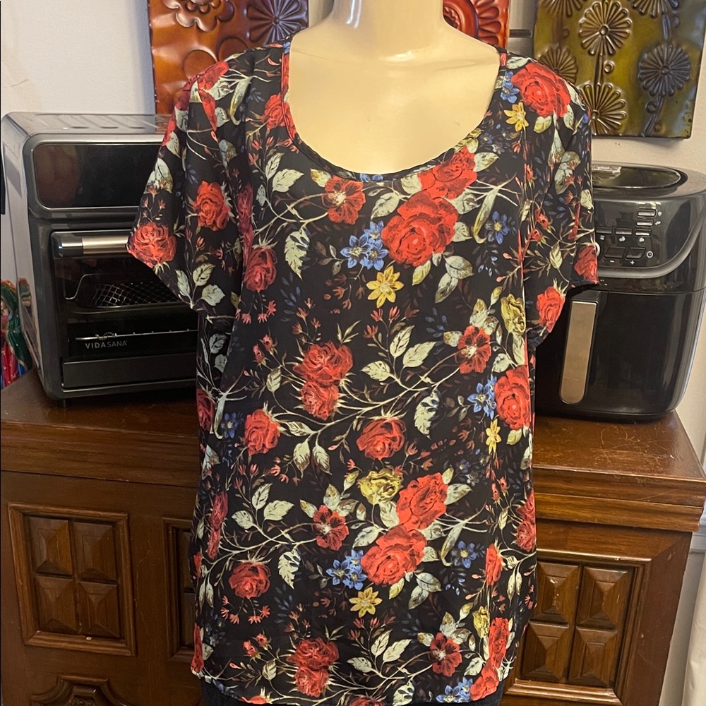 Floral Scoop Neck Short Sleeve Top - Black with Red Floral